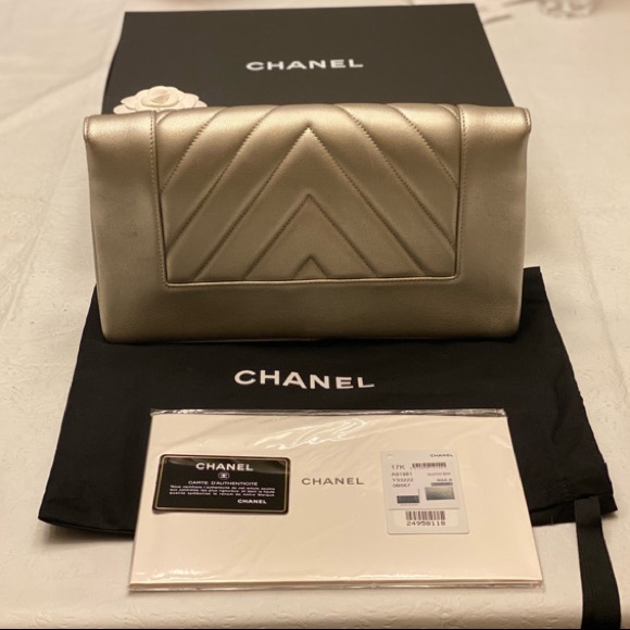 CHANEL VINTAGE CLUTCH - Picture 9 of 16